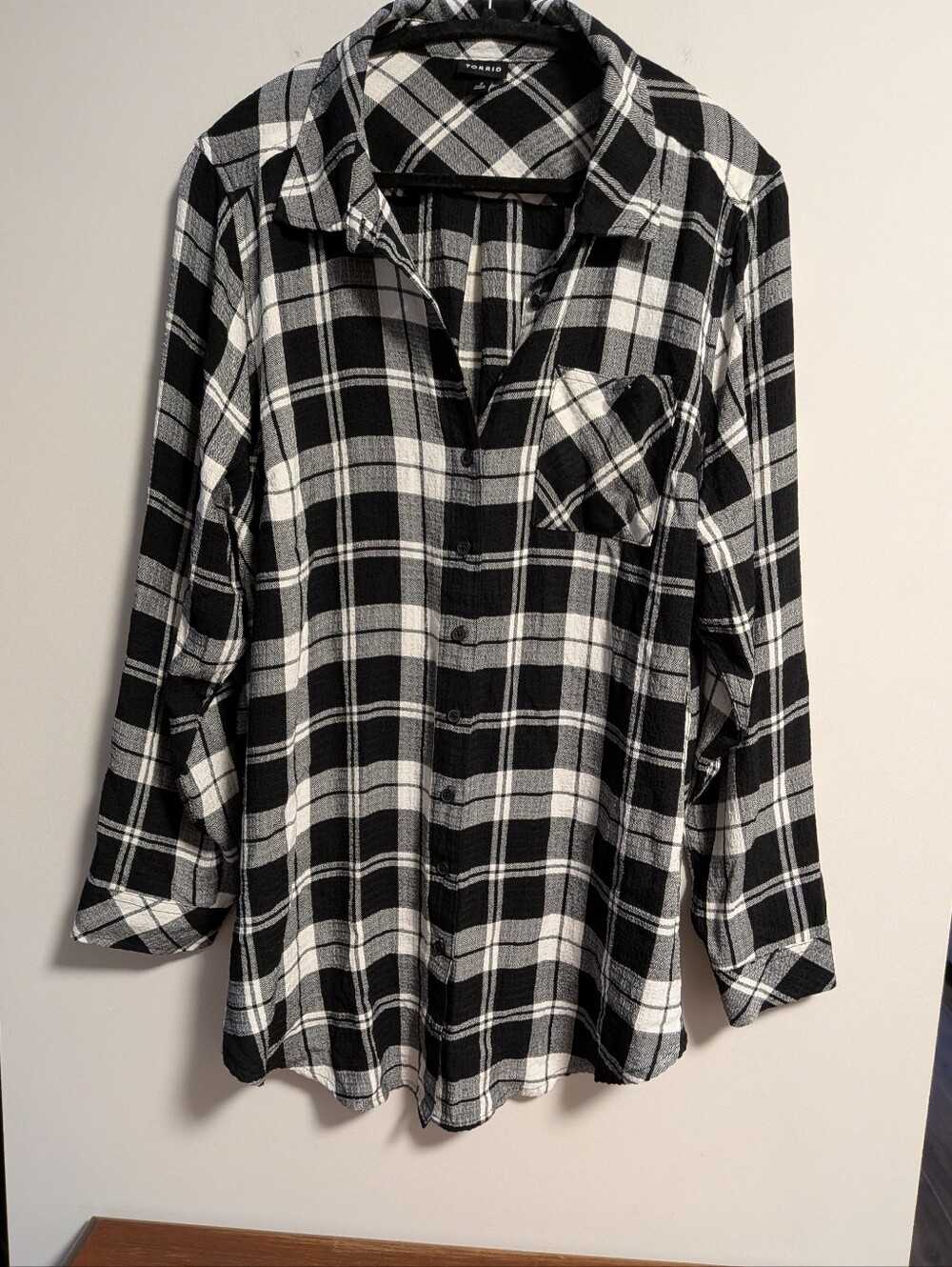 Torrid. Women's Black, Gray and White Plaid Button-Up Top. Long Sleeves. Sz 2X.
